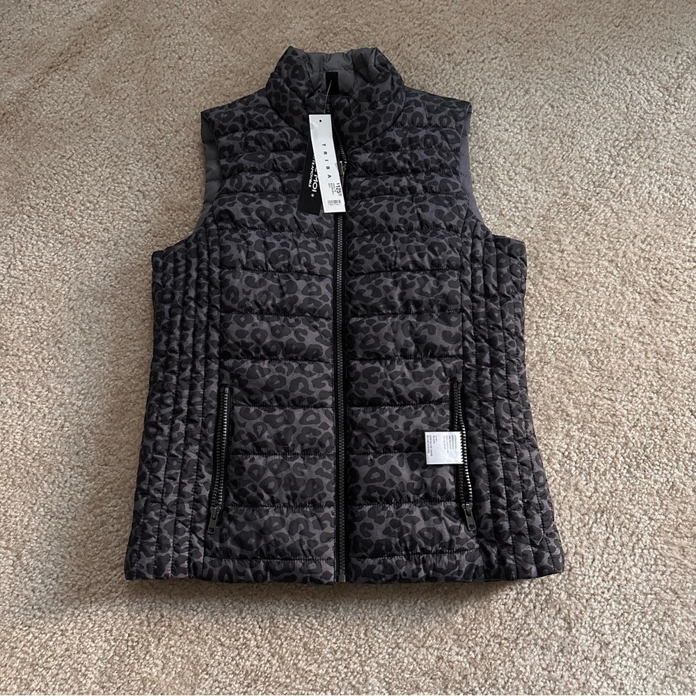 NWT Women’s Tribal Reversible Leopard and Grey Puffer Vest!
